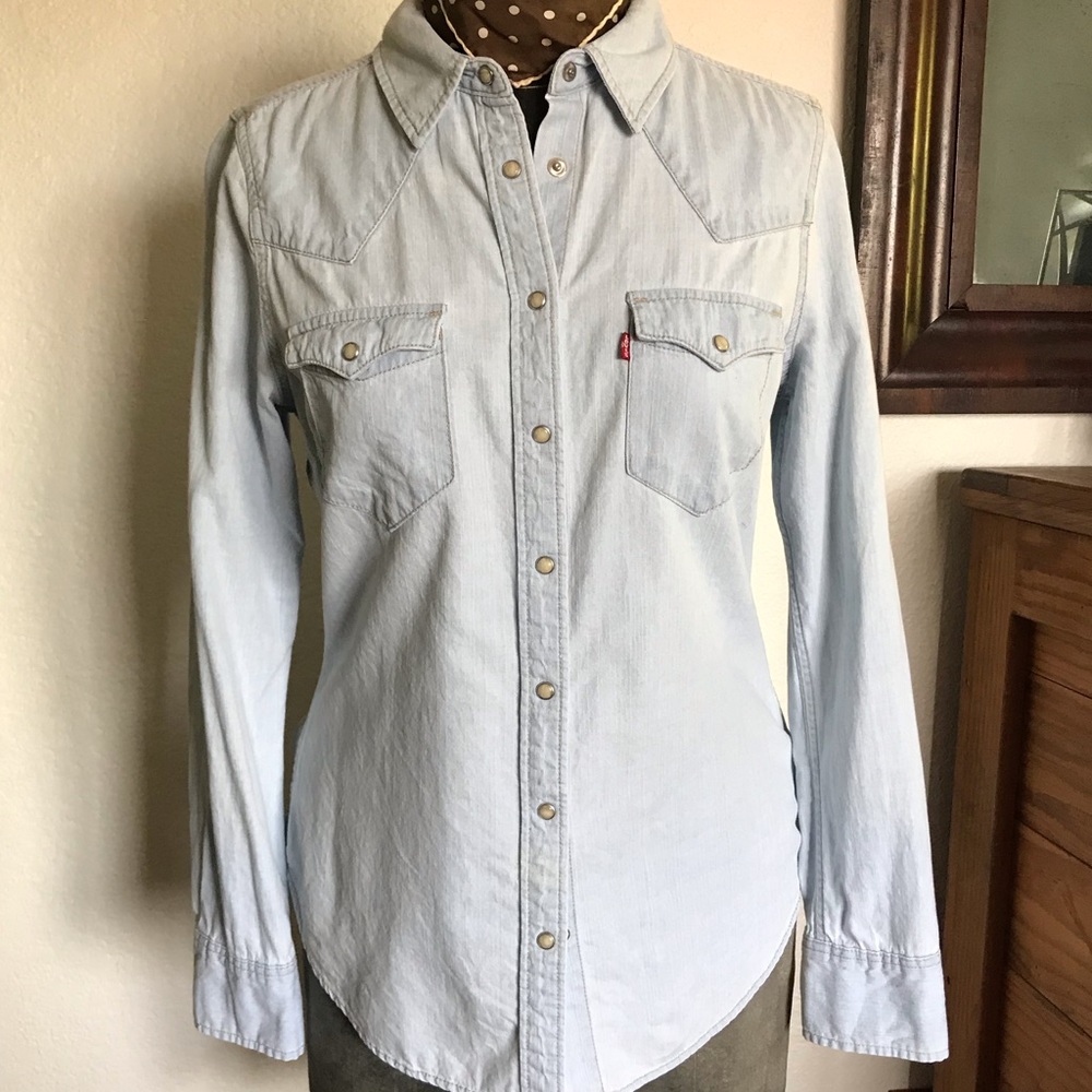 Levi’s chambray women’s pearlsnap